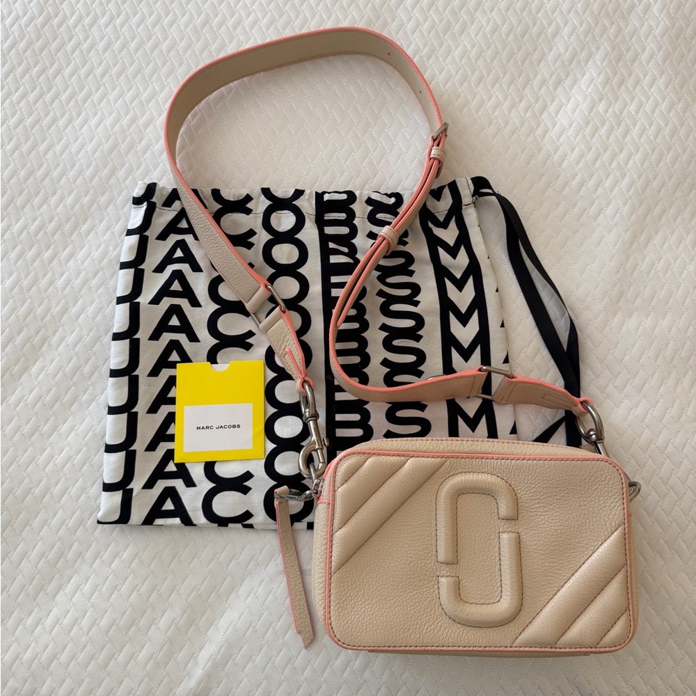 Marc Jacobs Snapshot Bag in light tan and coral pink